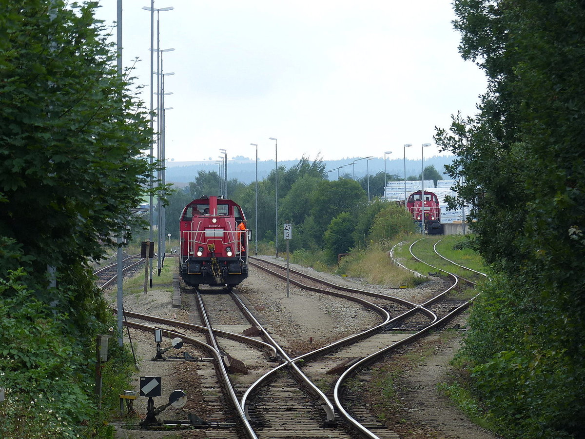 DB Cargo 261 087-1 + 265 020-8 am 03.08.2017 beim rangieren für Klausner Holz im ehemaligen Bahnhof Ebersdorf-Friesau.