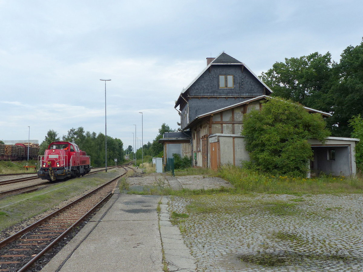 DB Cargo 261 087-1 am 03.08.2017 im ehemaligen Bahnhof Ebersdorf-Friesau. Dort wird von Saalfeld aus das ansässige Sägewerk bedient.