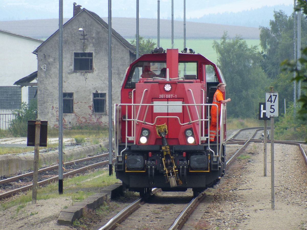 DB Cargo 261 087-1 beim pausieren im Bahnhof Ebersdorf-Friesau.