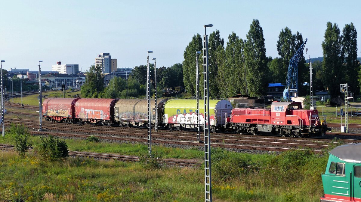 DB Cargo 261 094-7 Voith Gravita 10BB ( 9280 1261 094-7 D-DB ) wartet mit 4 geschlossenen Güterwagen auf grünes Licht in Gera am 31.8.2023