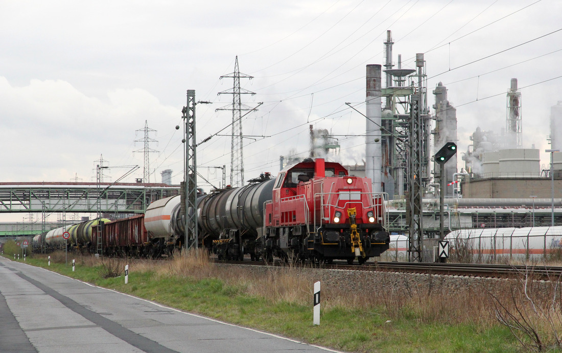 DB Cargo 261 105 // Aufgenommen zwischen Dormagen Chempark und Köln-Worringen. // 15. März 2022