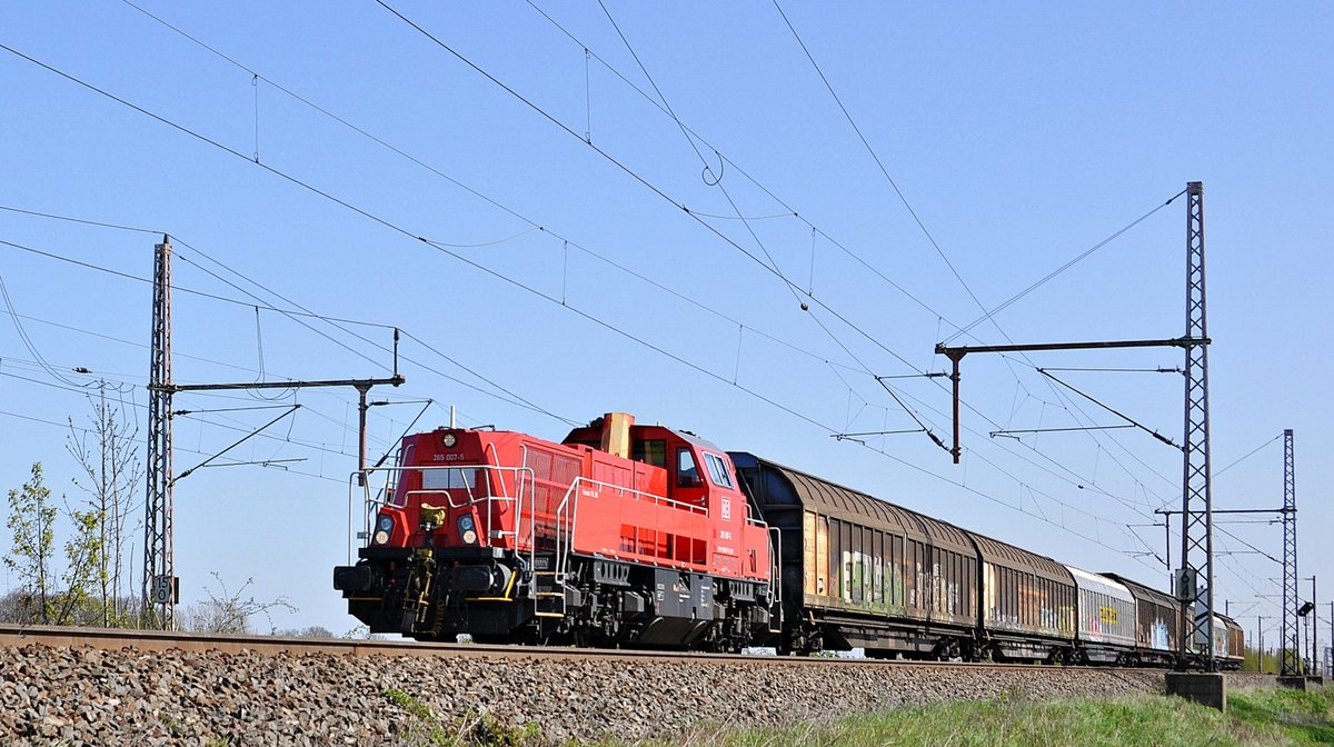 DB Cargo 265 007 zieht am 21.04.16 einen kurzen Schiebewandwagenzug durch Dedensen-Gümmer in Richtung Wunstorf.