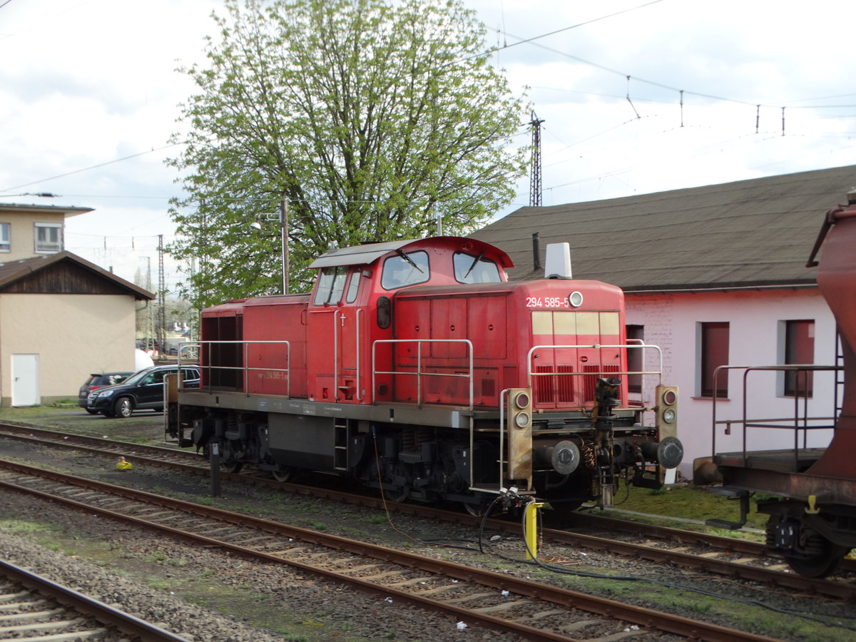 DB Cargo 294 585-5 steht am 08.04.16 in Hanau Hbf