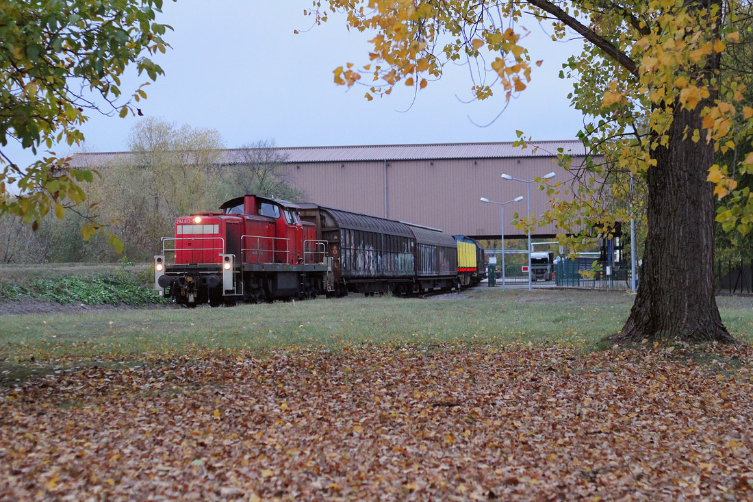 DB Cargo 294 613 nach Bedienung des Gleisanschlusses Stora Enso in Karlsruhe-Maxau. // 31. Oktober 2018