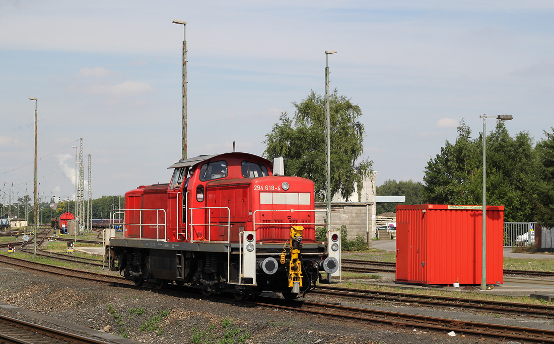 DB Cargo 294 618 pausiert am 13. Juli 2017 im Bahnhof Stolberg (Rheinland).