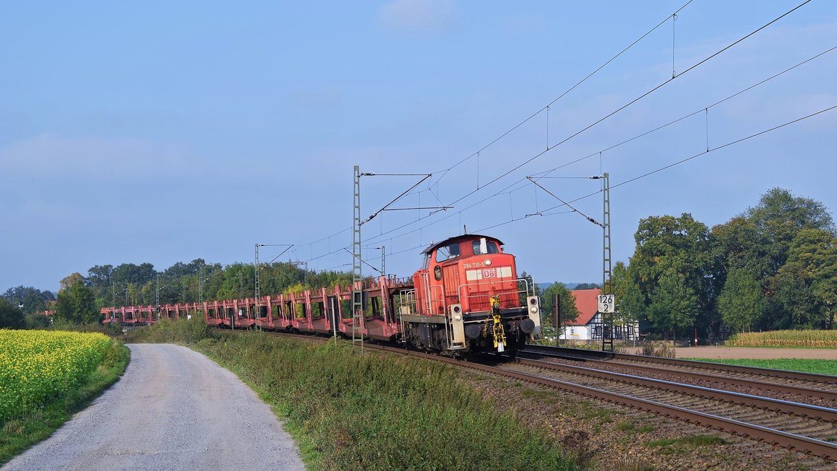 DB Cargo 294 731 schleppt einen leeren Autotransportzug am 27.09.17 bei Vehrte in Richtung Osnabrück.