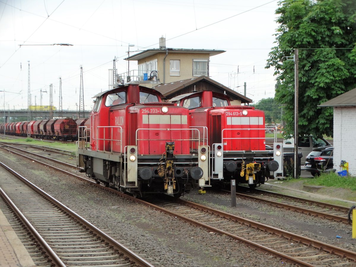 DB Cargo 294 733-1 und 294 613-5 am 24.05.17 in Hanau Hbf von einen Bahnsteig aus gemacht.