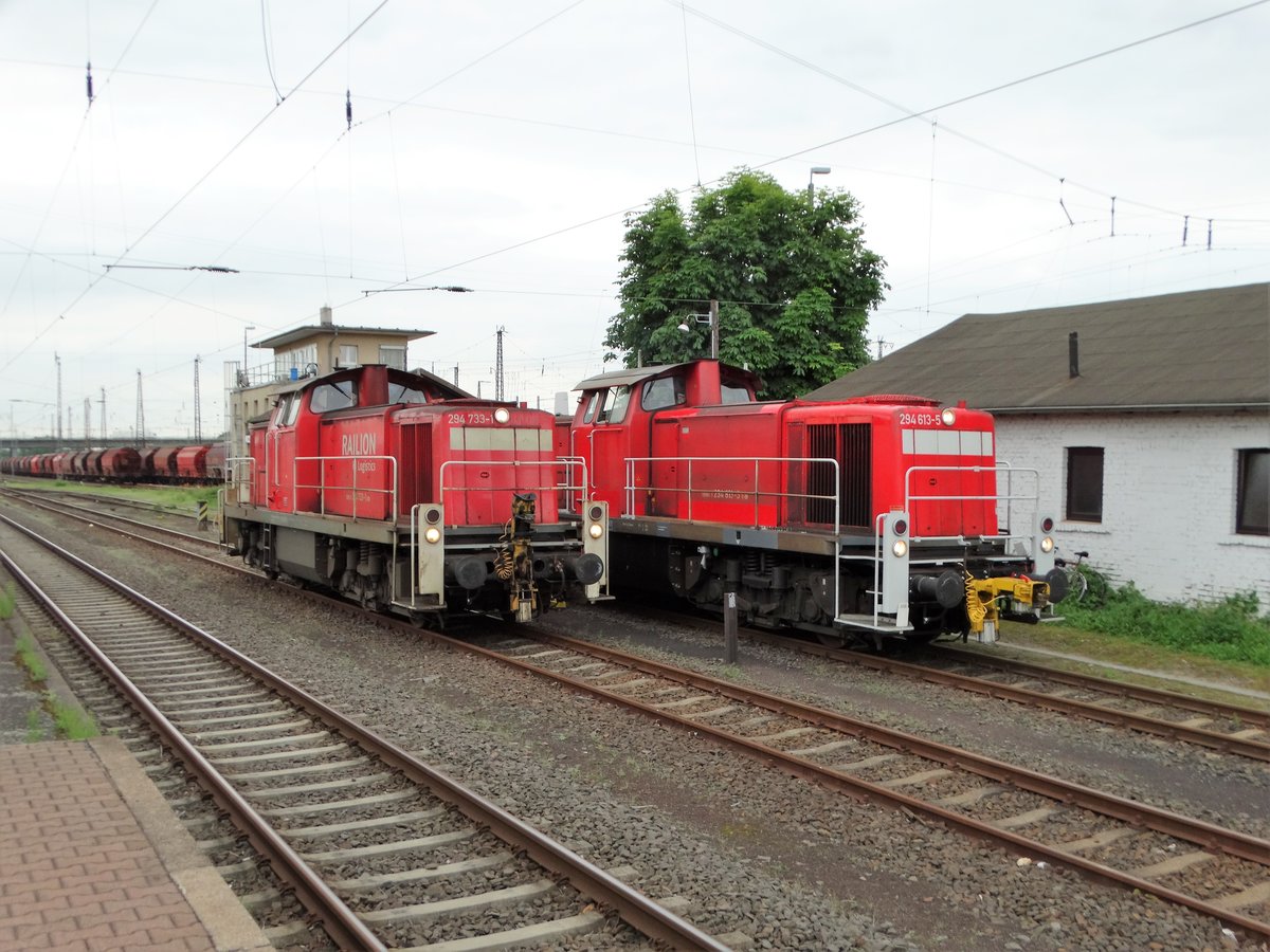 DB Cargo 294 733-1 und 294 613-5 am 24.05.17 in Hanau Hbf von einen Bahnsteig aus gemacht.
