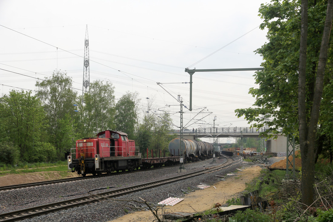 DB Cargo 294 758 // Friedrich-Wilhelms-Hütte; Troisdorf // 29. April 2022
Die Lok hat die Übergabe aus Königswinter am Haken.