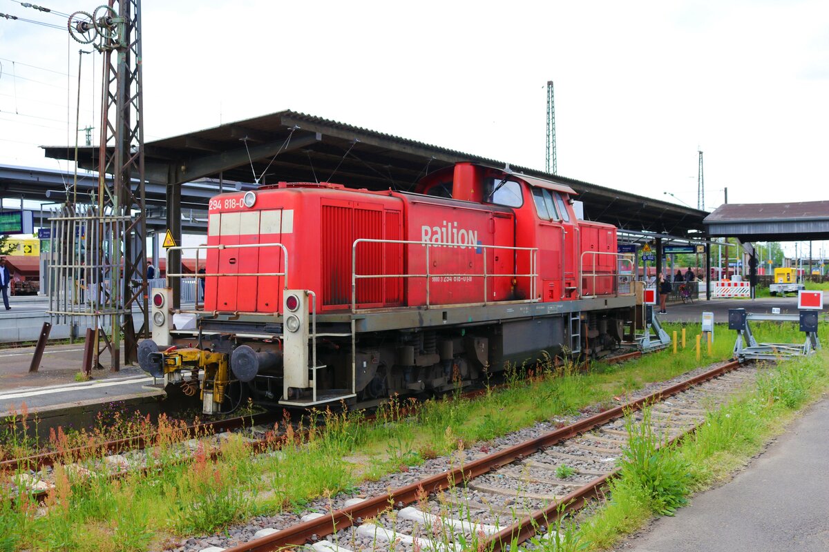 DB Cargo 294 818-0 am 06.05.23 in Hanau Hbf vom Bahnsteig aus fotografiert