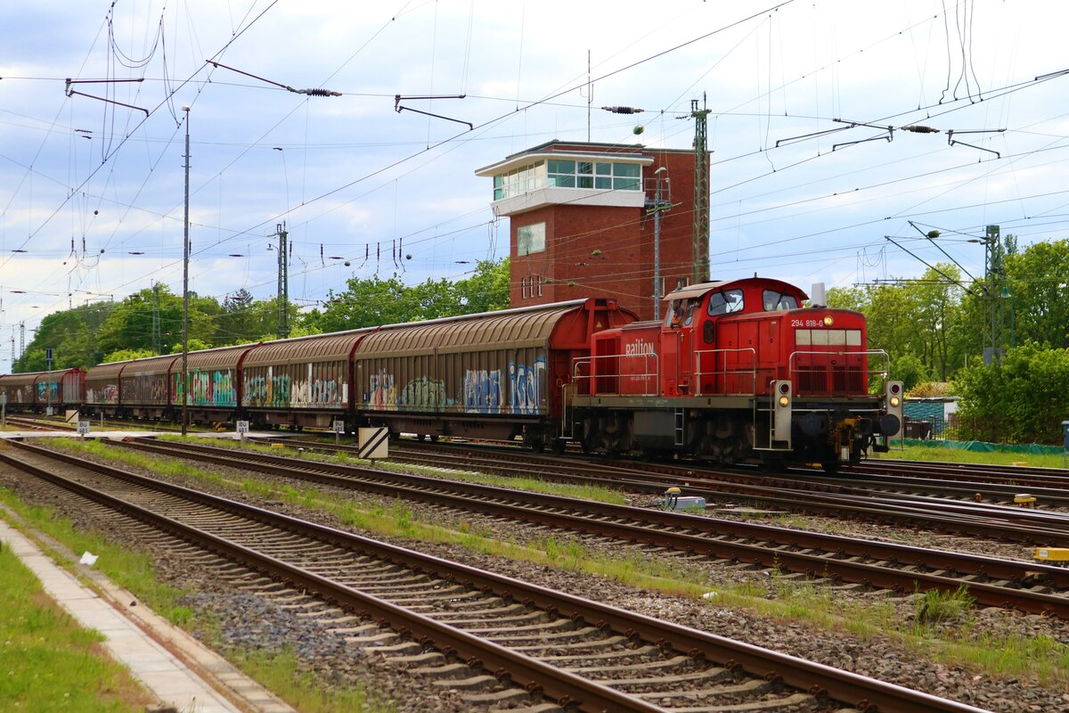 DB Cargo 294 818-0 mit einer Übergabe in Darmstadt-Kranichstein am 19.05.23