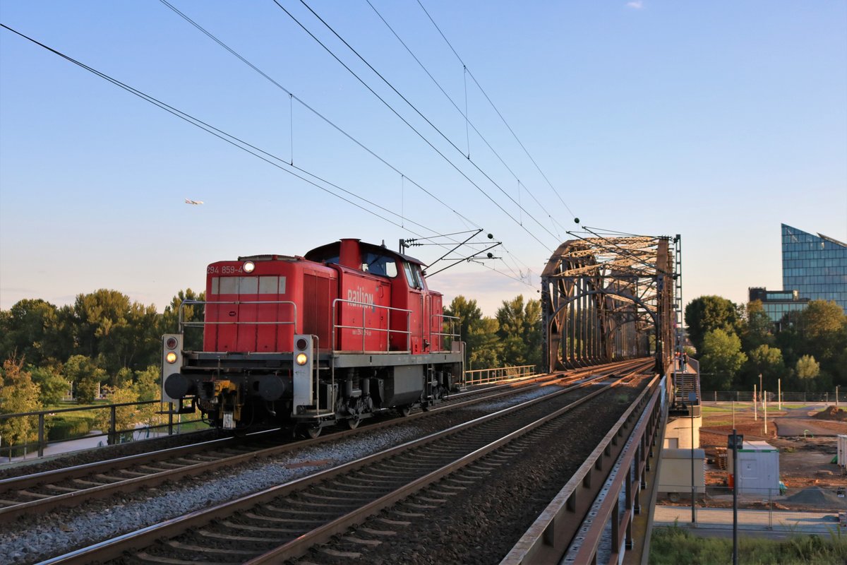 DB Cargo 294 859-4 am 02.09.19 auf der Deutschherrenbrücke in Frankfurt am Main von einen Steg aus fotografiert