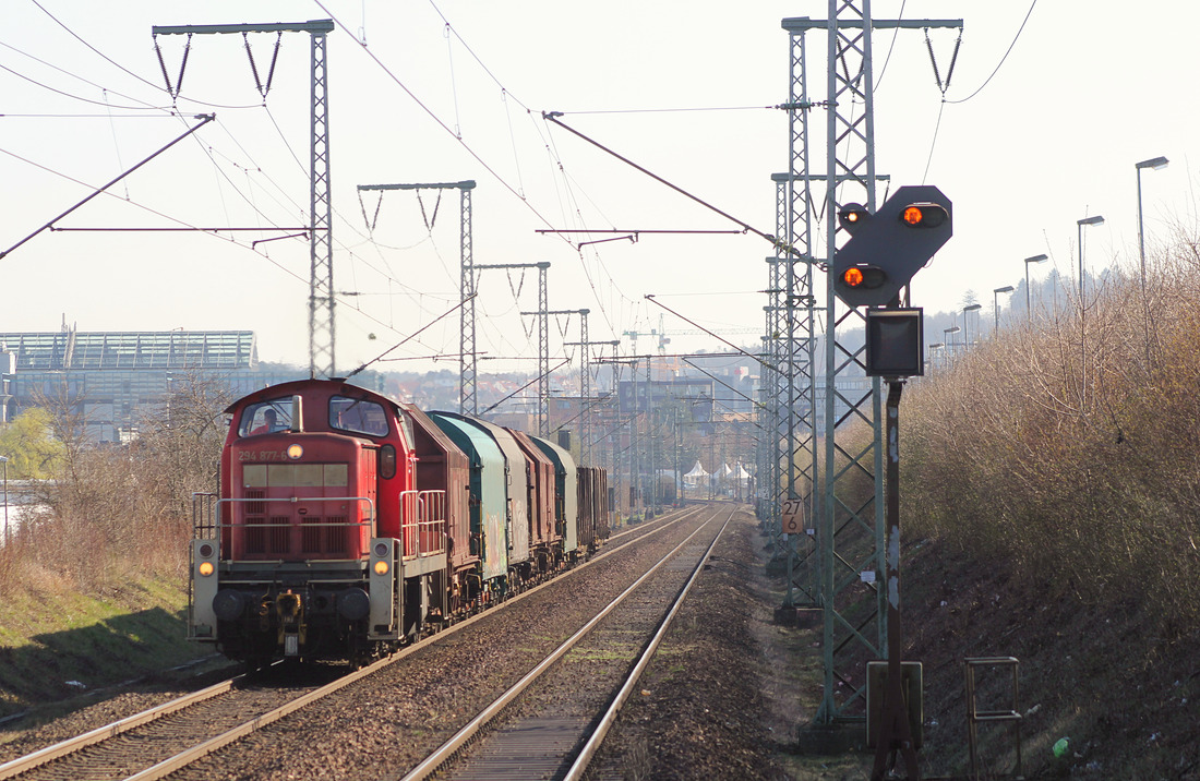 DB Cargo 294 877 mit EK 55680  Böblingen - Nagold. // Aufgenommen vom S-Bahn-Haltepunkt Hulb in Böblingen. // 28. März 2017
