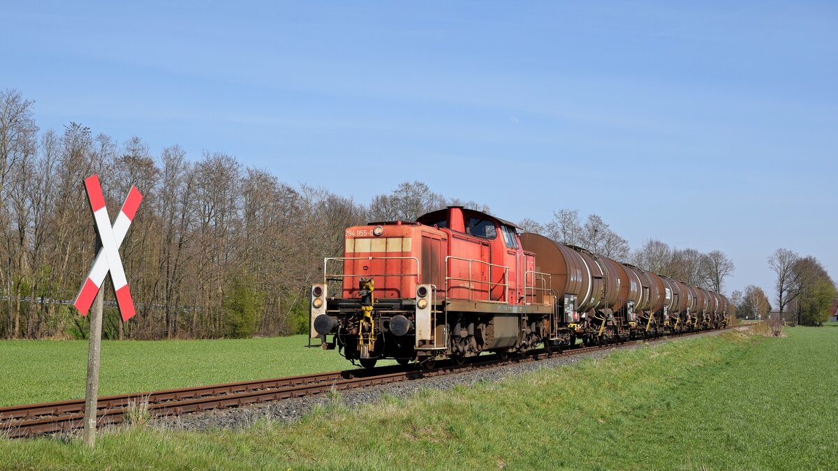 DB Cargo 294 955 (ex 290 111, 294 905) mit dem montags werktags) verkehrenden Erdölzug EZ 50760 Barenburg - Lingen-Holthausen (St. Hülfe, 11.04.2022). - Die Erdölzüge von Barenburg nach Lingen - Holthausen werden von Barenburg bis Diepholz mit Dieselloks der Baureihe 294 befördert. Ab Diepholz übernehmen Elektroloks die Traktion. In diesem Fall war es DB Cargo 185 353. 