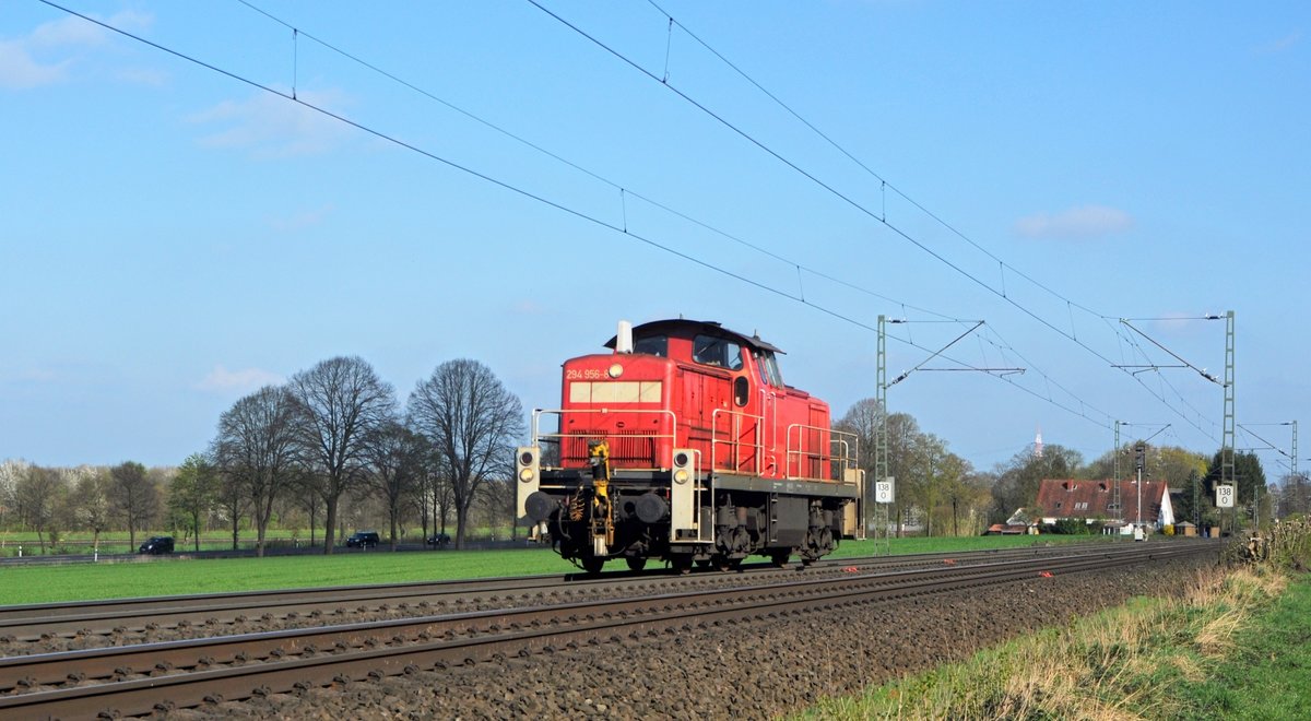 DB Cargo 294 956 fährt solo in Richtung Osnabrück (Bohmte-Stirpe, 03.04.17).