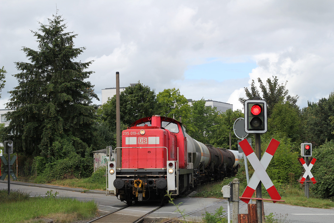 DB Cargo 295 019 mit einer Übergabe von Bützfleth nach Maschen. // Stade // 29. August 2016
