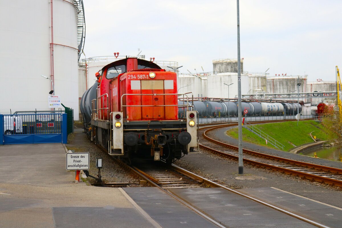 DB Cargo 295 587-1 mit Kesselwagen in Hanau Hafen am 10.03.24
