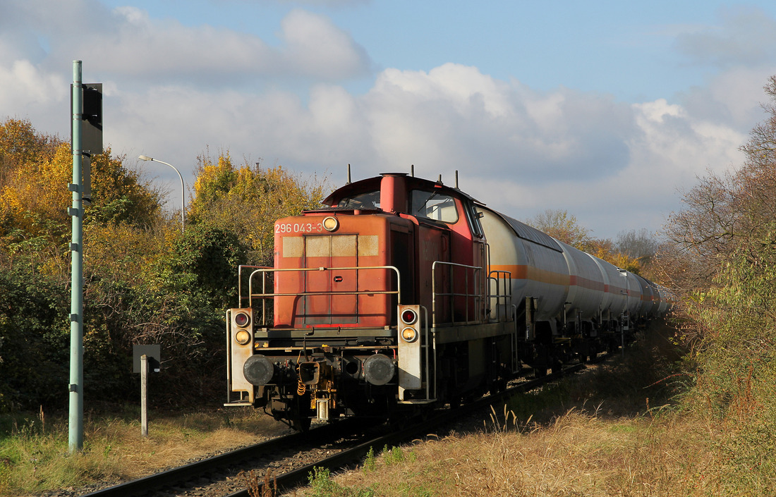 DB Cargo 296 043 mit einer Übergabe vom BASF-Werk Friesenheimer Insel nach Mannheim-Industriebahnhof.
Aufgenommen am 6. November 2017 in Mannheim.