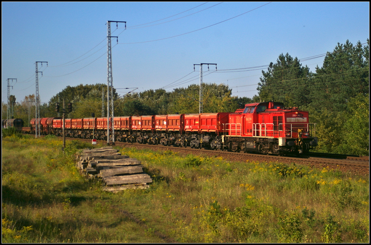 DB Cargo 298 316-1 fuhr mit einem Schotterzug am 29.08.2017 durch die Berliner Wuhlheide