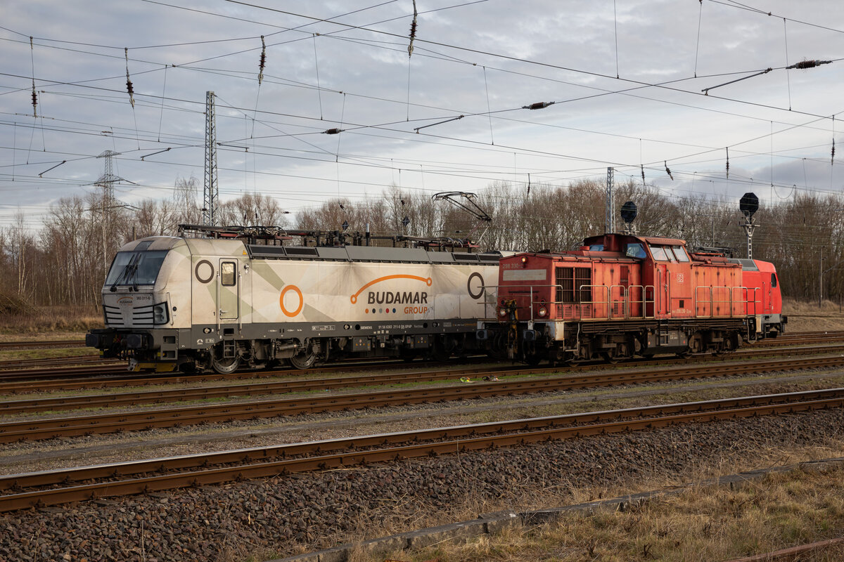 DB Cargo 298 330 vor SPAP 383 211 für Budamar am 28.01.2023 im rostocker Seehafen.
