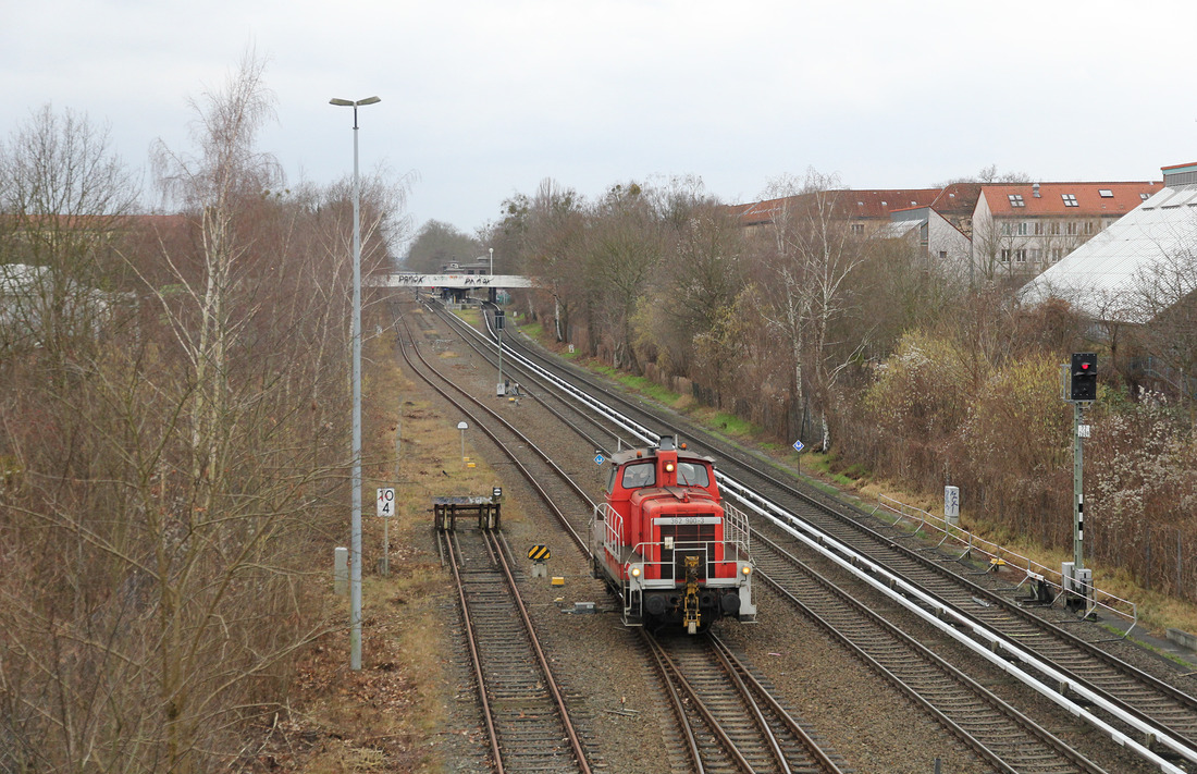 DB Cargo 362 900 erreicht aus Seddin kommend den Güterbahnhof Berlin-Lichterfelde West,
von wo aus es wenig später auf die sogenannte Görzbahn geht.
Aufgenommen am 29. Januar 2018.