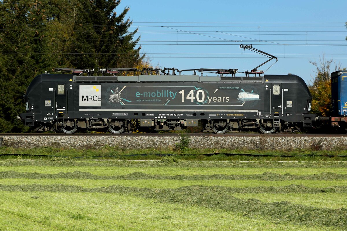 DB Cargo AD, D/Mercitalia Rail S.r.l., Roma [I] mit der MRCE Vectron  X4 E - 710  [NVR-Nummer: 91 80 6193 710-1 D-DISPO]
193 710-1 . Am 18.10.20922 bei Zorneding.