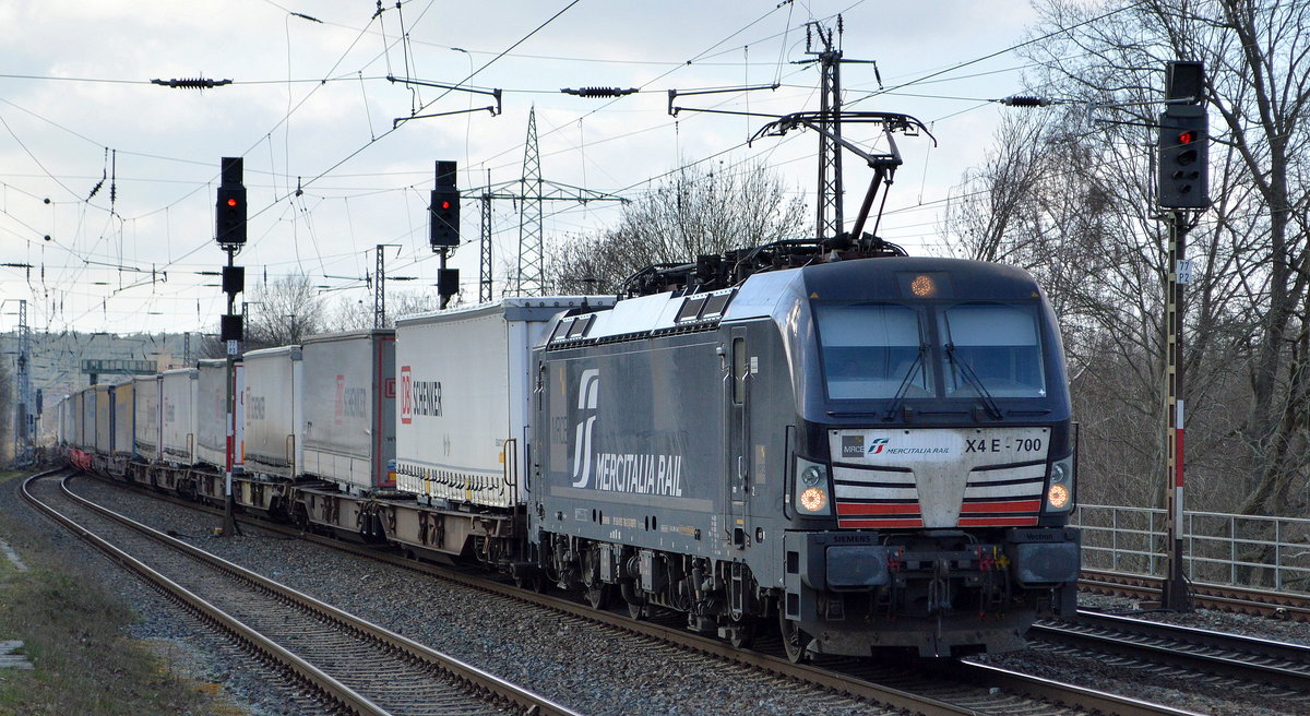 DB Cargo AG [D] / Mercitalia Rail S.r.l., Roma [I] mit der MRCE Vecton  X4 E - 700  [NVR-Nummer: 91 80 6193 700-2 D-DISPO] und Taschenwagenzug am 02.03.20 Durchfahrt Bf. Saarmund. 