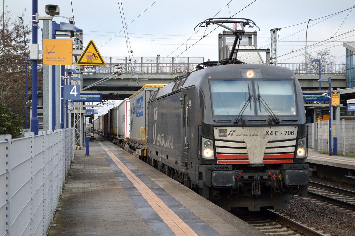 DB Cargo AG [D] / Mercitalia Rail S.r.l., Roma [I] mit der MRCE Vectron  X4 E - 706  [NVR-Nummer: 91 80 6193 706-9 D-DISPO] und KLV-Zug Richtung Italien am 21.12.21 Durchfahrt Bf. Berlin Hohenschönhausen.