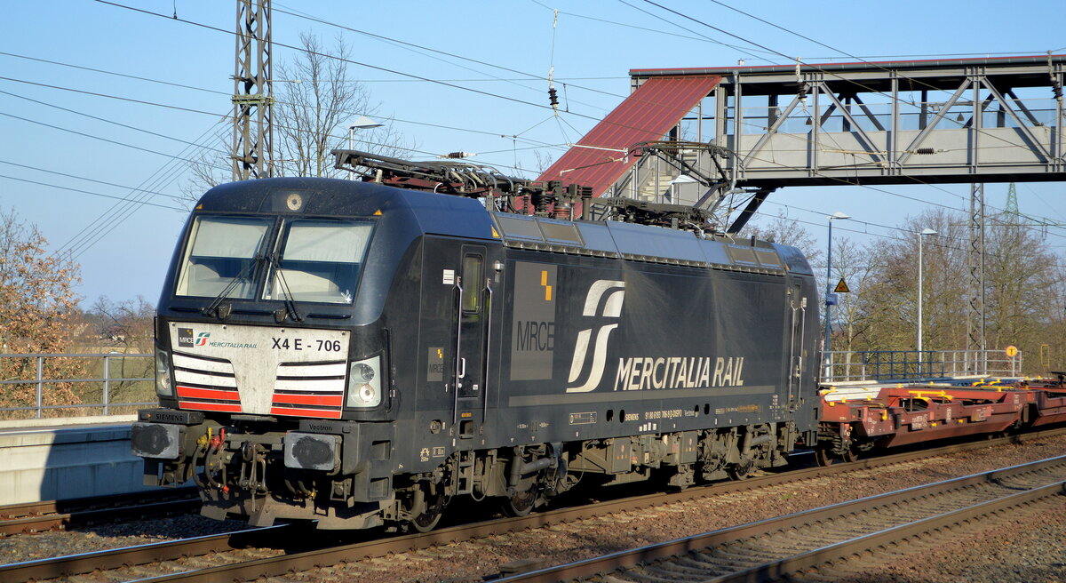 DB Cargo AG [D] / Mercitalia Rail S.r.l., Roma [I] mit der MRCE Vectron  X4 E - 706  [NVR-Nummer: 91 80 6193 706-9 D-DISPO] und KLV-Zug am 10.03.22 Durchfahrt Bf. Saarmund.