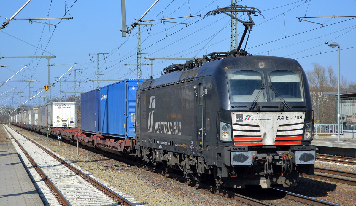 DB Cargo AG [D] / Mercitalia Rail S.r.l., Roma [I] mit der MRCE Vectron  X4 E - 709  [NVR-Nummer: 91 80 6193 709-3 D-DISPO] und KLV-Zug am 24.03.22 Durchfahrt Bf. Golm.