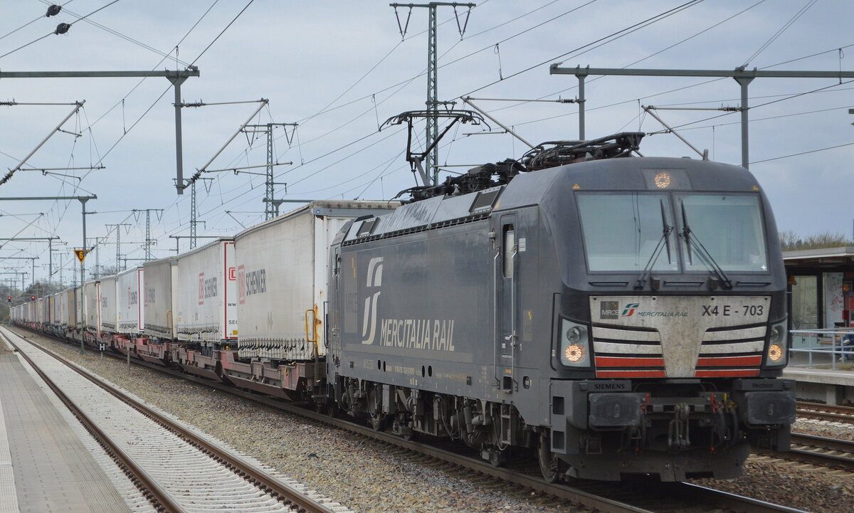 DB Cargo AG [D] / Mercitalia Rail S.r.l., Roma [I] mit der MRCE Vectron   X4 E - 703  [NVR-Nummer: 91 80 6193 703-6 D-DISPO] und KLV-Zug am 06.04.22 Durchfahrt Bf. Golm.