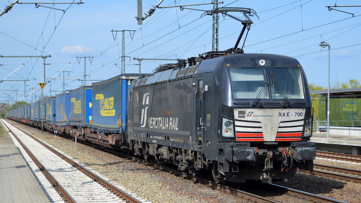 DB Cargo AG [D] / Mercitalia Rail S.r.l., Roma [I] mit der MRCE Vectron  X4 E - 700  [NVR-Nummer: 91 80 6193 700-2 D-DISPO] und KLV-Zug nach Verona am 29.04.22 Durchfahrt Bf. Golm.