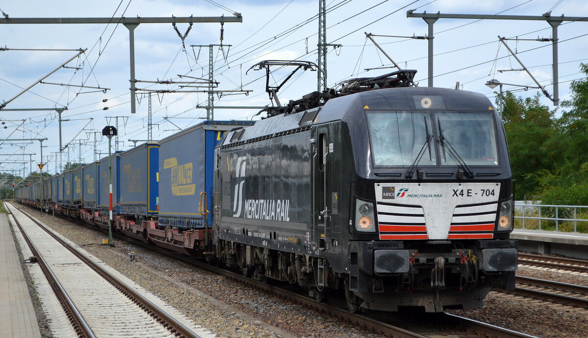 DB Cargo AG [D] / Mercitalia Rail S.r.l., Roma [I] mit der MRCE Vectron  X4 E - 704  [NVR-Nummer: 91 80 6193 704-4 D-DISPO] und KLV-Zug aus Rostock-Seehafen am 22.08.22 Durchfahrt Bahnhof Golm. 