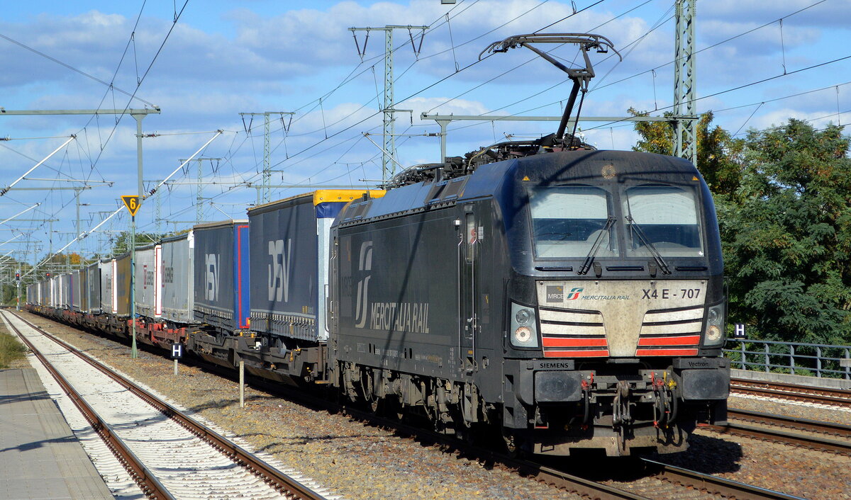 DB Cargo AG (D) / Mercitalia Rail S.r.l., Roma [I] mit der MRCE Vectron  X4 E - 707  [NVR-Nummer: 91 80 6193 707-7 D-DISPO] und KLV-Zug am 12.10.22 Durchfahrt Bahnhof Golm.