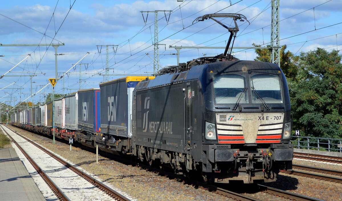 DB Cargo AG (D) / Mercitalia Rail S.r.l., Roma [I] mit der MRCE Vectron  X4 E - 707  [NVR-Nummer: 91 80 6193 707-7 D-DISPO] und KLV-Zug am 12.10.22 Durchfahrt Bahnhof Golm.