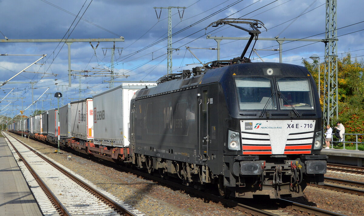 DB Cargo AG (D) / Mercitalia Rail S.r.l., Roma [I] mit der MRCE Vectron  X4 E - 710  [NVR-Nummer: 91 80 6193 710-1 D-DISPO] und KLV-Zug am 19.10.22 Durchfahrt Bahnhof Golm.
