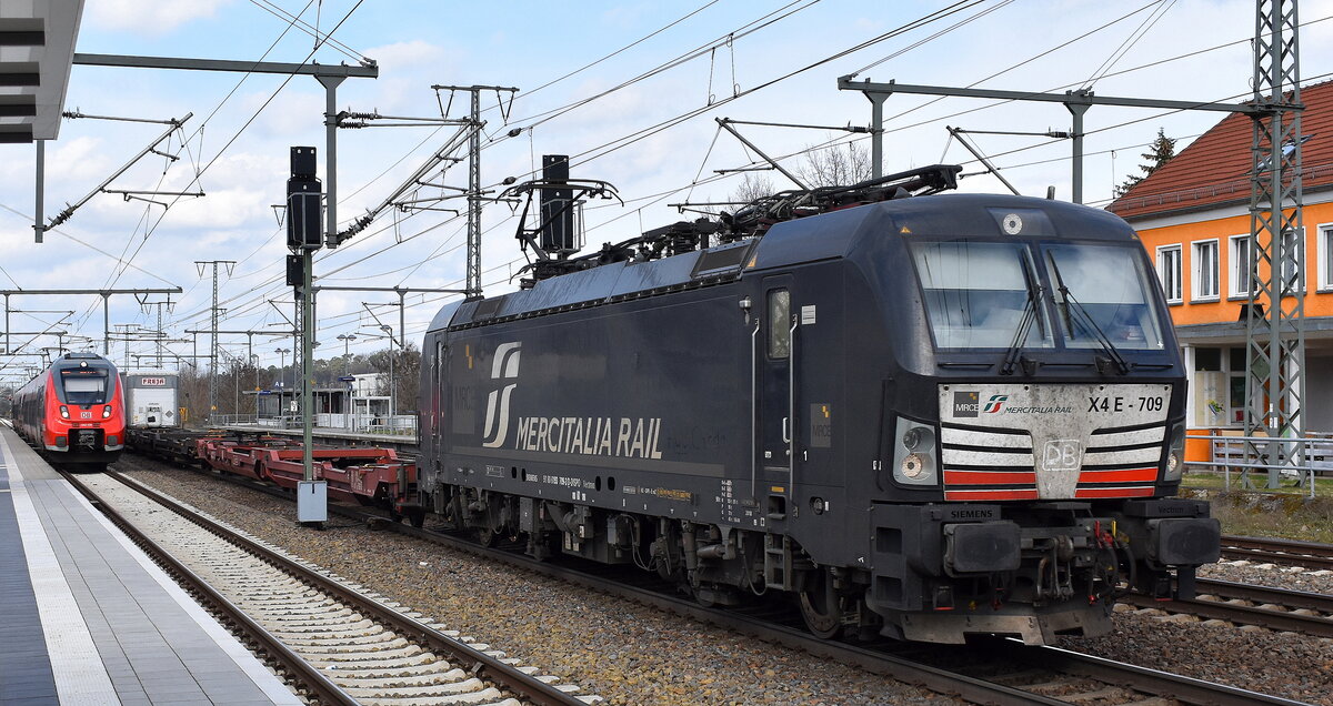 DB Cargo AG [D] / Mercitalia Rail S.r.l., Roma [I] mit der MRCE Vectron  X4 E - 709  [NVR-Nummer: 91 80 6193 709-3 D-DISPO] und KLV-Zug am 22.03.23 Durchfahrt Bahnhof Golm.