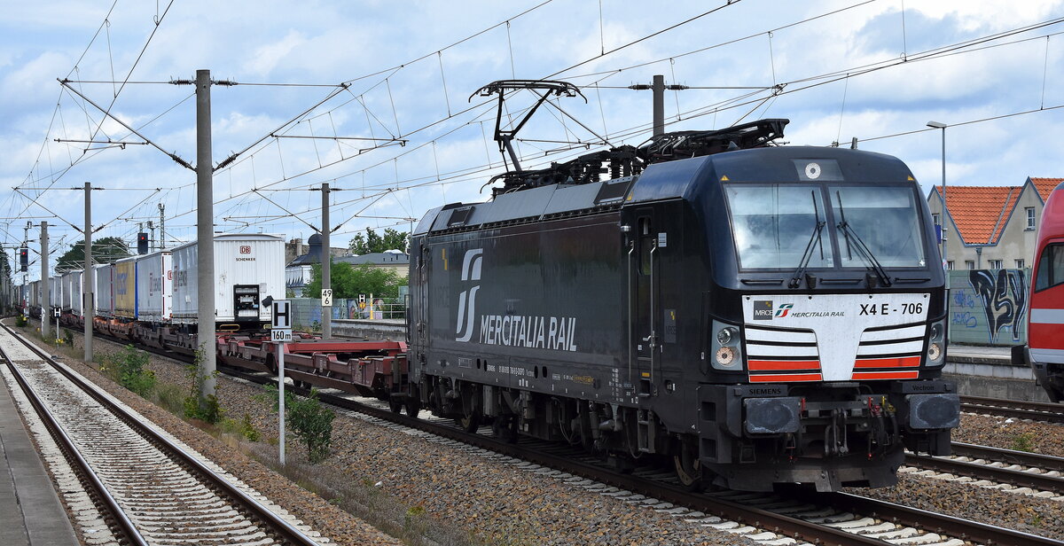 DB Cargo AG [D] / Mercitalia Rail S.r.l., Roma [I] mit der MRCE Vectron  X4 E - 706  [NVR-Nummer: 91 80 6193 706-9 D-DISPO] und KLV-Zug am 01.08.23 Höhe Bahnhof Luckenwalde.