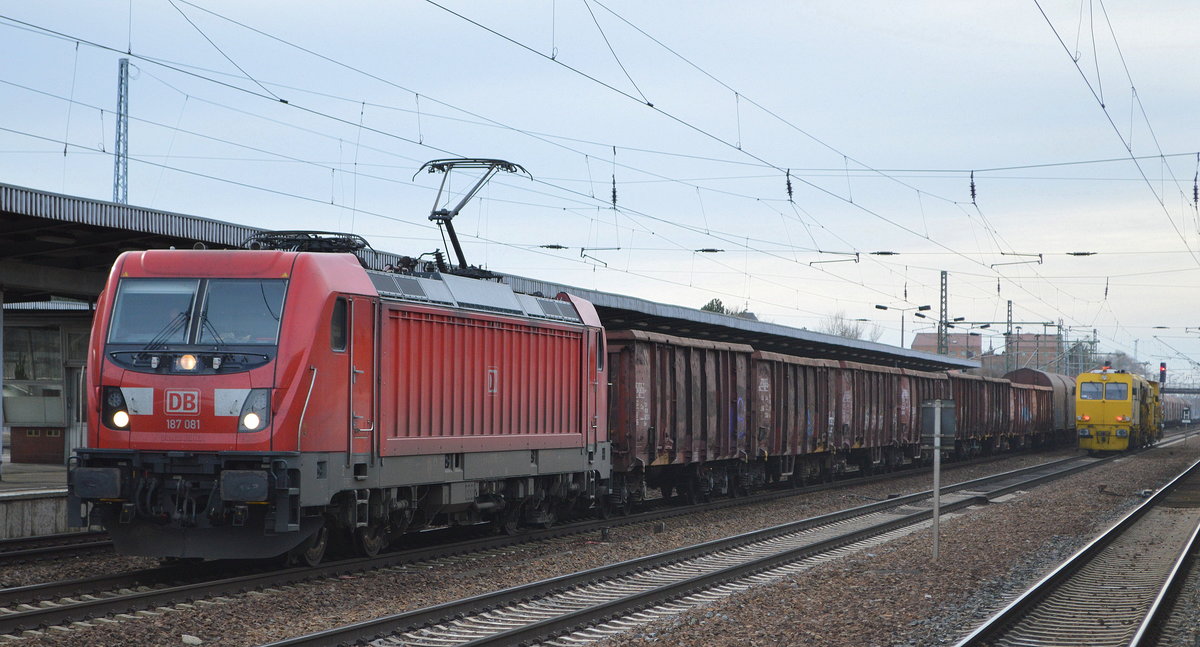 DB Cargo AG [D]  187 081  [NVR-Nummer: 91 80 6187 081-5 D-DB] mit gemischtem Güterzug am 18.01.20 Bf. Flughafen Berlin Schönefeld.