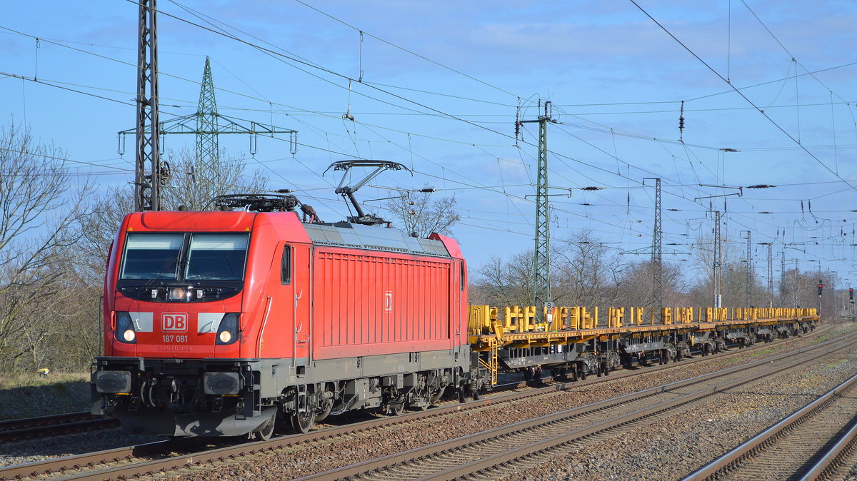 DB Cargo AG [D]  187 081  [NVR-Nummer: 91 80 6187 081-5 D-DB] und einem leeren Langschienenzug am 25.02.20 Durchfahrt Bf. Saarmund. 