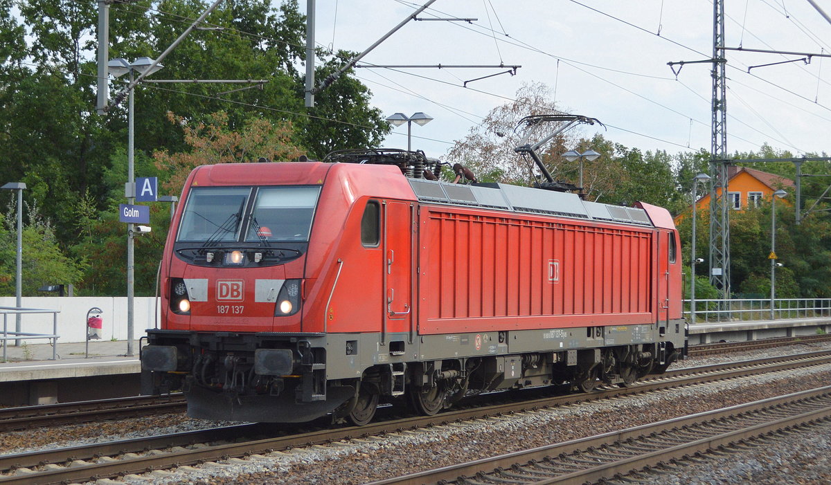 DB Cargo AG [D]  187 137  [NVR-Nummer: 91 80 6187 137-5 D-DB] am 03.09.20 Durchfahrt Bf. Golm (Potsdam).