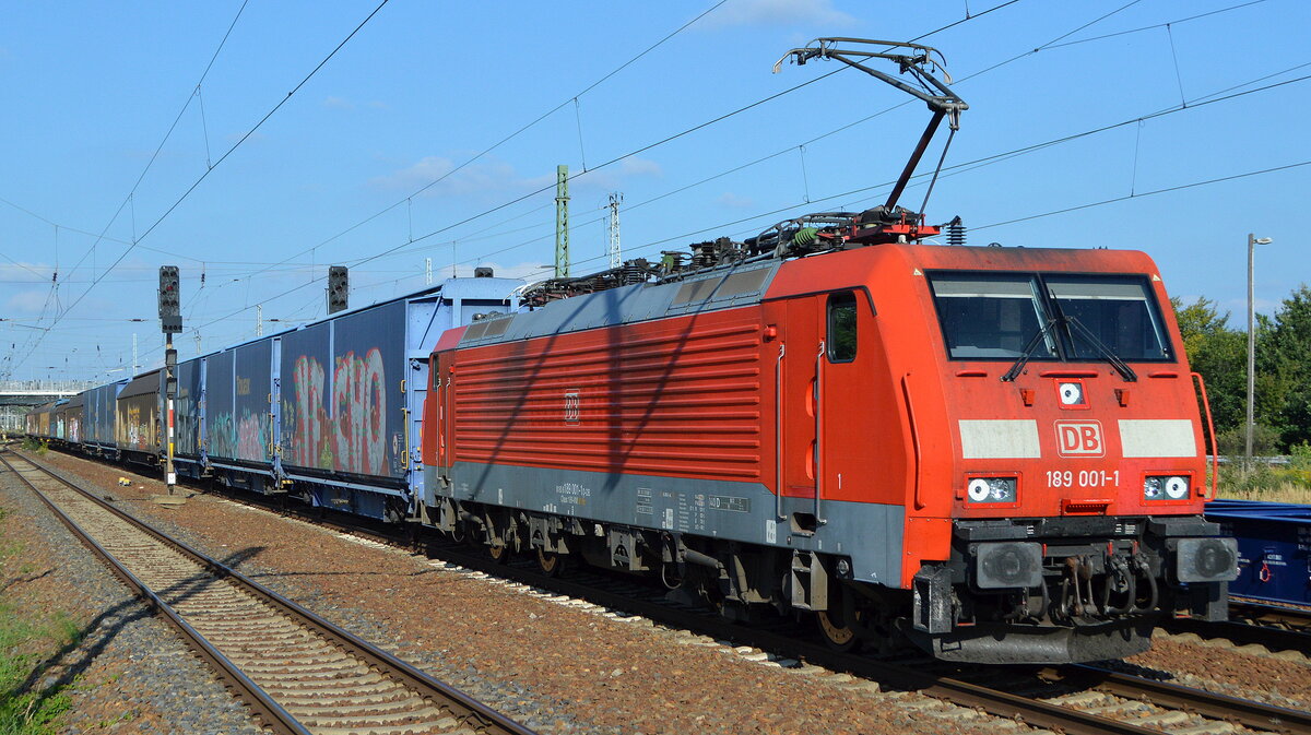 DB Cargo AG [D]  189 001-1  [NVR-Nummer: 91 80 6189 001-1 D-DB] mit einem Güterzug für VW am 02.09.21 Durchfahrt Bf. Flughafen BER-Terminal 5.