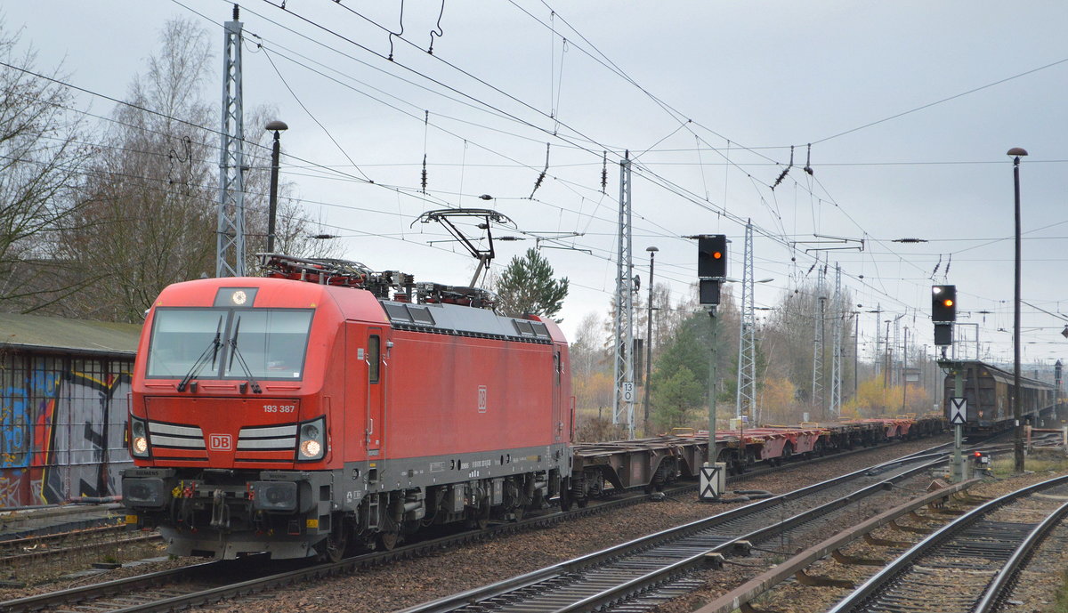 DB Cargo AG [D]  193 387  [NVR-Nummer: 91 80 6193 387-8 D-DB] mit Containerzug nur halb voll beladen  Richtung Frankfurt(Oder am 27.11.20 Berlin Hirschgarten.