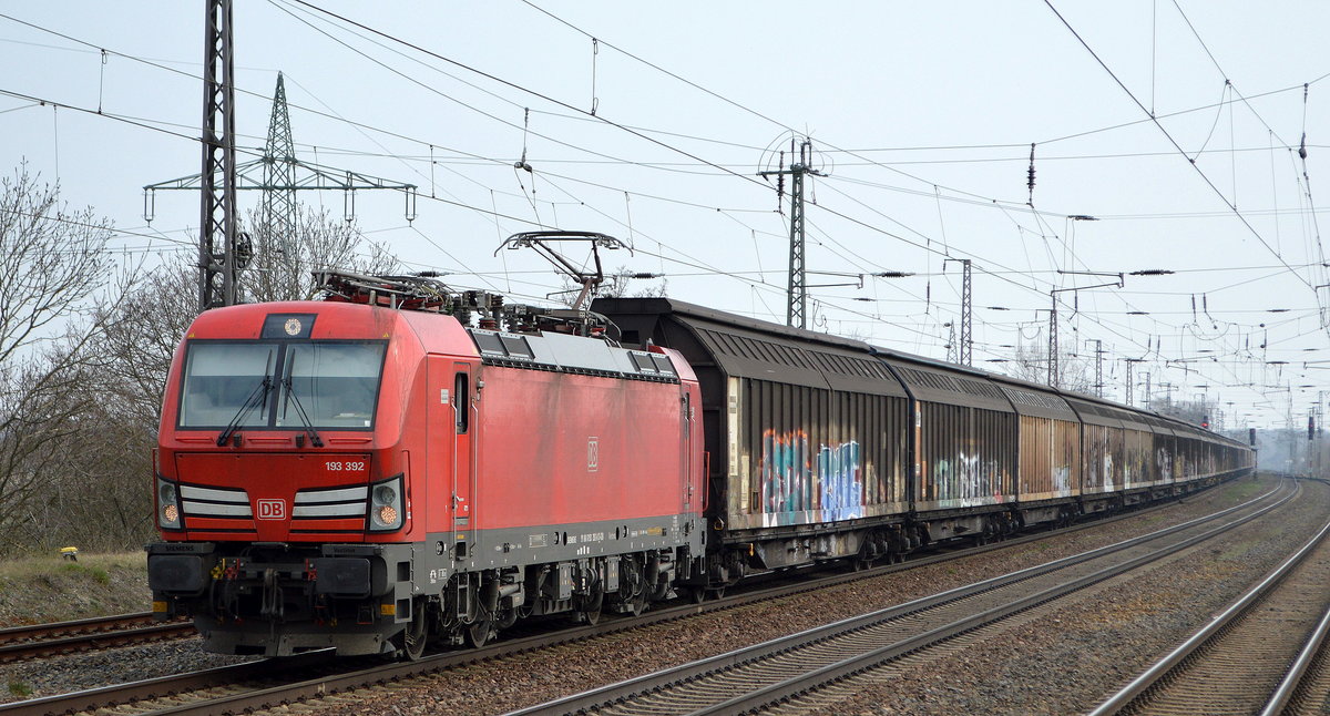 DB Cargo AG [D] und  193 392  [NVR-Nummer: 91 80 6193 392-8 D-DB] und einem Ganzzug Schiebewandwagen am 26.03.21 Durchfahrt Bf. Saarmund.
