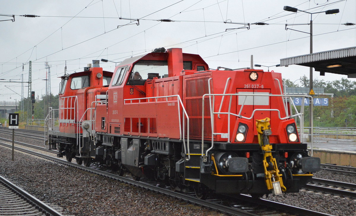 DB Cargo AG (D)  261 037-6  (NVR-Nummer: 92 80 1261 037-6 D-DB) mit  363 219-7  (NVR-Nummer: 9880 3 363 219-7 D-DB) am Haken als Loküberführung Richtung? 09.09.19 Bahnhof Flughafen Berlin Schönefeld.