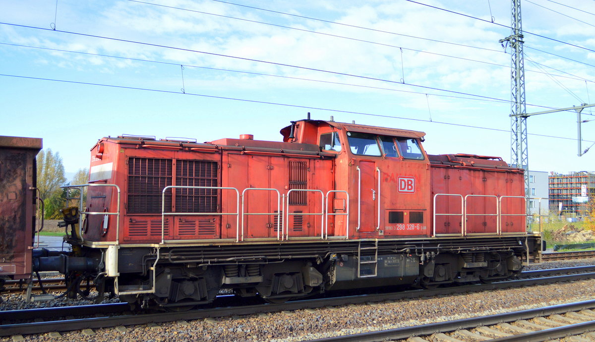DB Cargo AG (D)  298 328-6  [NVR-Nummer: 98 80 3298 328-6 D-DB] mit laufendem Motor am Ende eines Güterzuges am 16.11.20 Bf. Golm (Potsdam).