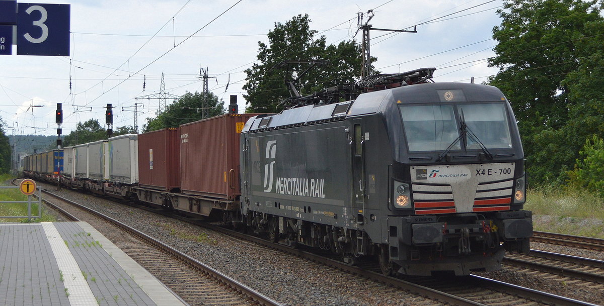 DB Cargo AG [D]/ Mercitalia Rail S.r.l., Roma [I] mit der MRCE Vectron  X4 E - 700  NVR-Nummer: 91 80 6193 700-2 D-DISPO] und Taschenwagenzug am 03.07.20 Bf. Saarmund.