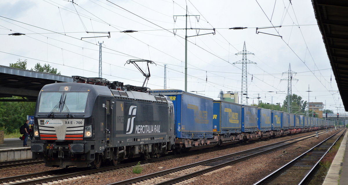 DB Cargo AG [D]/ Mercitalia Rail S.r.l., Roma [I] mit der MRCE Vectron  X4 E - 700  [NVR-Nummer: 91 80 6193 700-2 D-DISPO] und Taschenwagenzug aus Rostock am 09.07.20 Bf. Flughafen Berlin Schönefeld.