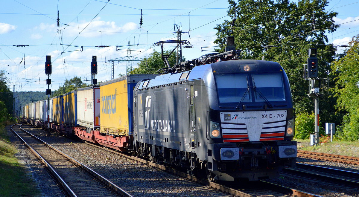 DB Cargo AG [D]/ Mercitalia Rail S.r.l., Roma [I] mit der MRCE Vectron  X4 E - 702  [NVR-Nummer: 91 80 6193 702-8 D-DISPO] und Taschenwagenzug am 28.09.20 Bf. Saarmund.