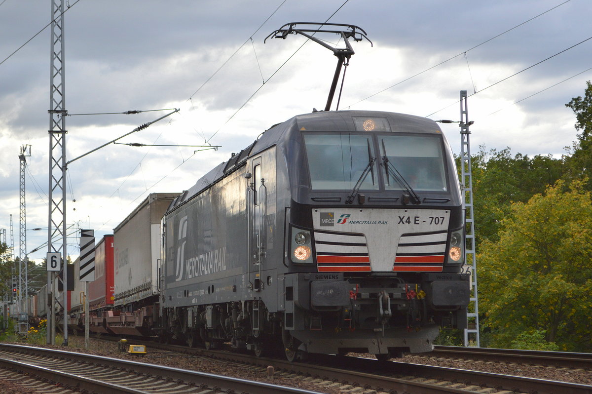 DB Cargo AG [D]/ Mercitalia Rail S.r.l., Roma [I] mit der MRCE Vectron  X4 E - 707  [NVR-Nummer: 91 80 6193 707-7 D-DISPO] und Taschenwagenzug Richtung Rostock am 04.10.20 Berlin Wuhlheide.